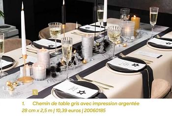 Promotions Chemin de table gris avec impression argentée - Produit Maison - Ava - Valide de 01/10/2022 à 31/12/2022 chez Ava