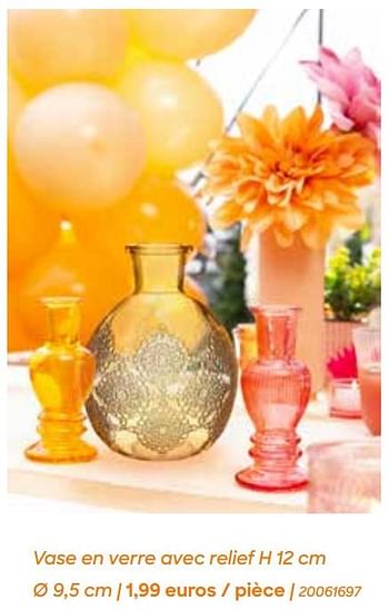 Promotions Vase en verre avec relief - Produit Maison - Ava - Valide de 29/01/2024 à 31/07/2024 chez Ava