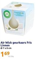 Promoties Air wick geurkaars fris linnen - Airwick - Geldig van 01/05/2024 tot 07/05/2024 bij Action