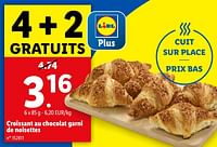 Promotions Croissant au chocolat garni de noisettes - Produit maison - Lidl - Valide de 22/05/2024 à 28/05/2024 chez Lidl