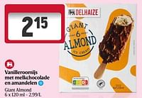 Promoties Vanilleroomijs met melkchocolade en amandelen - Huismerk - Delhaize - Geldig van 23/05/2024 tot 29/05/2024 bij Delhaize