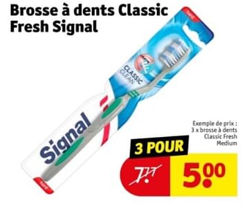 Promotions Brosse à dents classic fresh medium - Signal - Valide de 21/05/2024 à 26/05/2024 chez Kruidvat