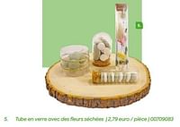 Promotions Tube en verre avec des fleurs séchées - Produit Maison - Ava - Valide de 20/07/2024 à 31/12/2024 chez Ava