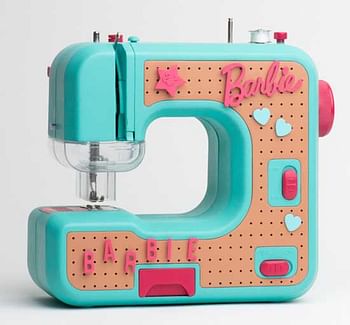 Aanbiedingen Barbie naaimachine met pop - Barbie - Geldig van 26/09/2020 tot 11/10/2020 bij ToyChamp