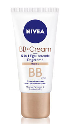 Aanbiedingen Nivea Essentials BB Cream Medium 50ml - Geldig van 04/12/2021 tot 25/12/2021 bij Drogisterij.net